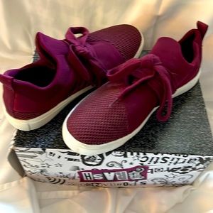 Brash Burgundy casual sneakers